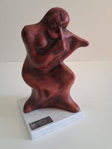 Muzika, skulptura sa postamentom, patinirana terakota, 27 cm visoka, akademski vajar Dušan Rajšić, sertifikat, 100 eura – RUČNI RADOVI